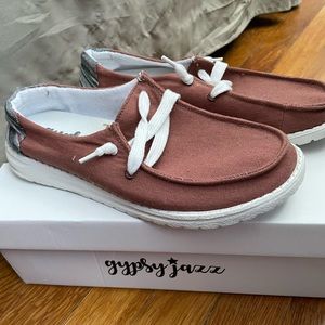 Poopy broad walk shoes size 6 color rust . Only worn once  no trades.